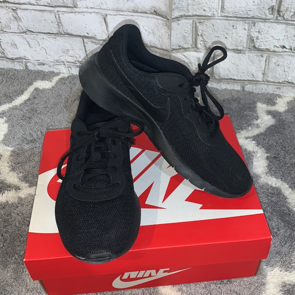 Nike Tanjuan Sneakers